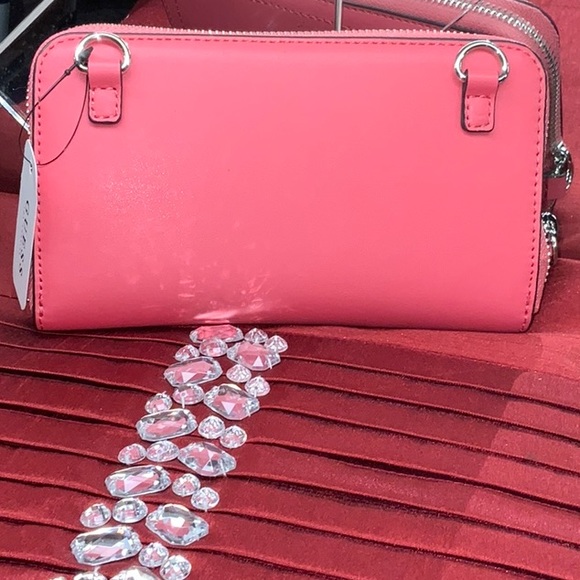 Guess crossbody wallet used only a few times - Picture 6 of 7